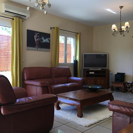 House With 5 Rooms In Etang Sale, With Wonderful Mountain View, Enclos Экстерьер фото