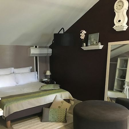 House With 5 Rooms In Etang Sale, With Wonderful Mountain View, Enclos Экстерьер фото