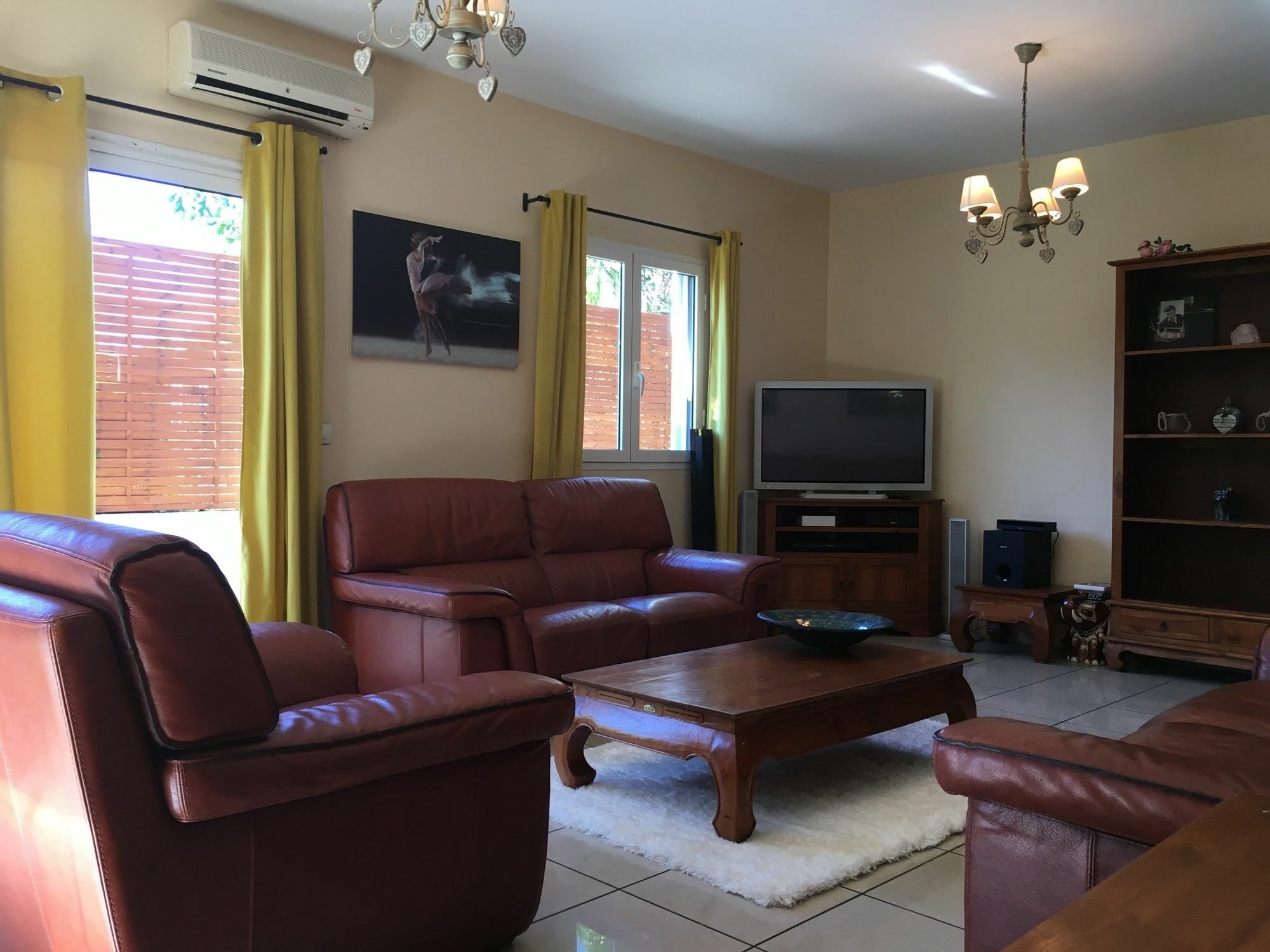 House With 5 Rooms In Etang Sale, With Wonderful Mountain View, Enclos Экстерьер фото