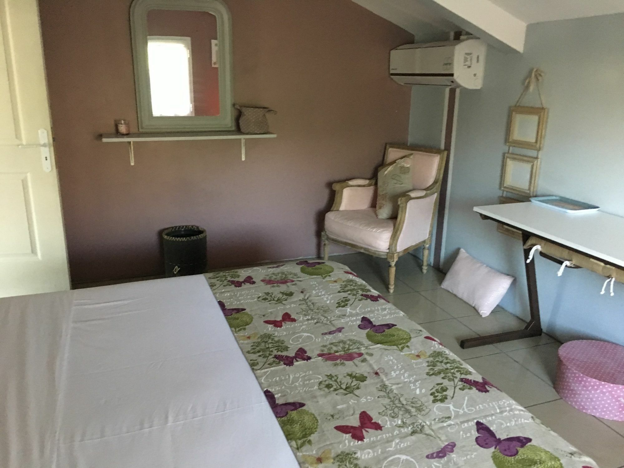 House With 5 Rooms In Etang Sale, With Wonderful Mountain View, Enclos Экстерьер фото