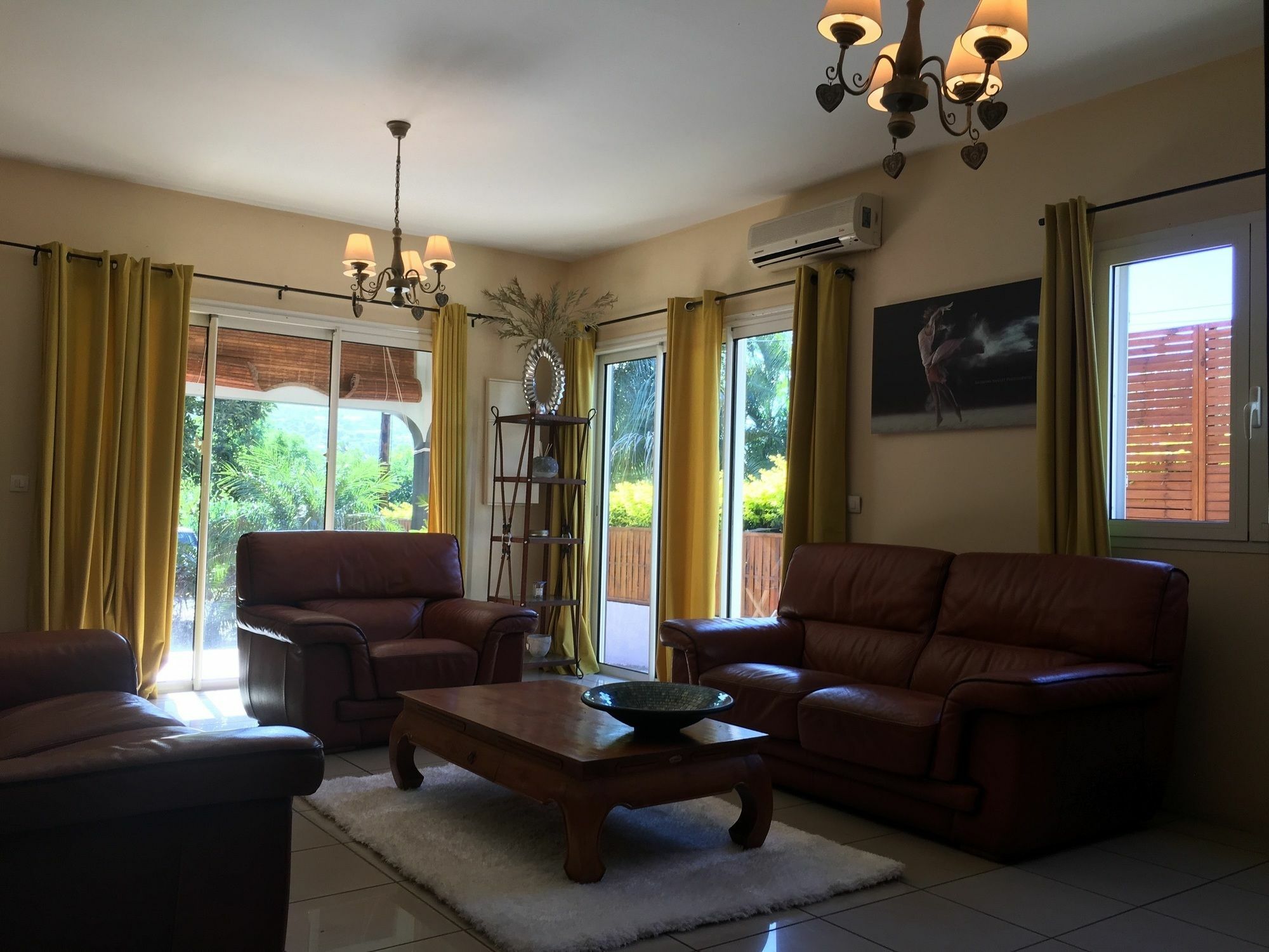 House With 5 Rooms In Etang Sale, With Wonderful Mountain View, Enclos Экстерьер фото